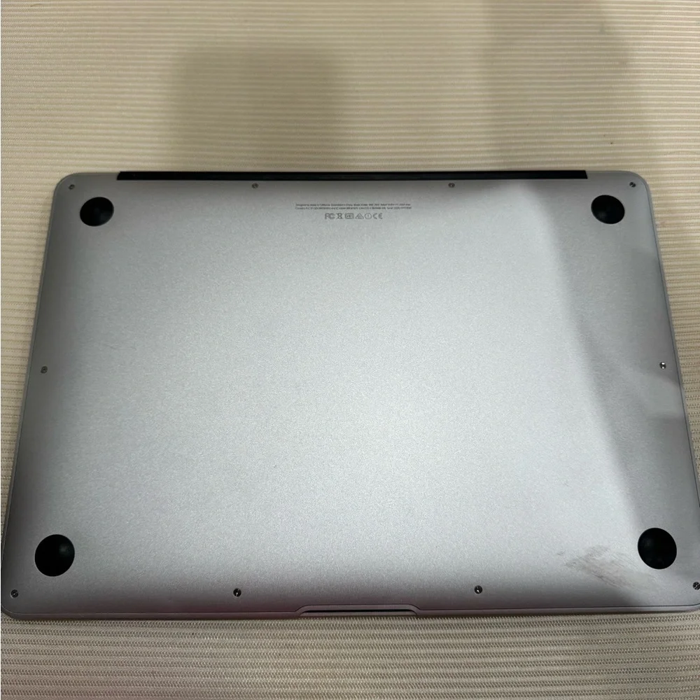 Apple MacBook Air - Sleek Silver Design
